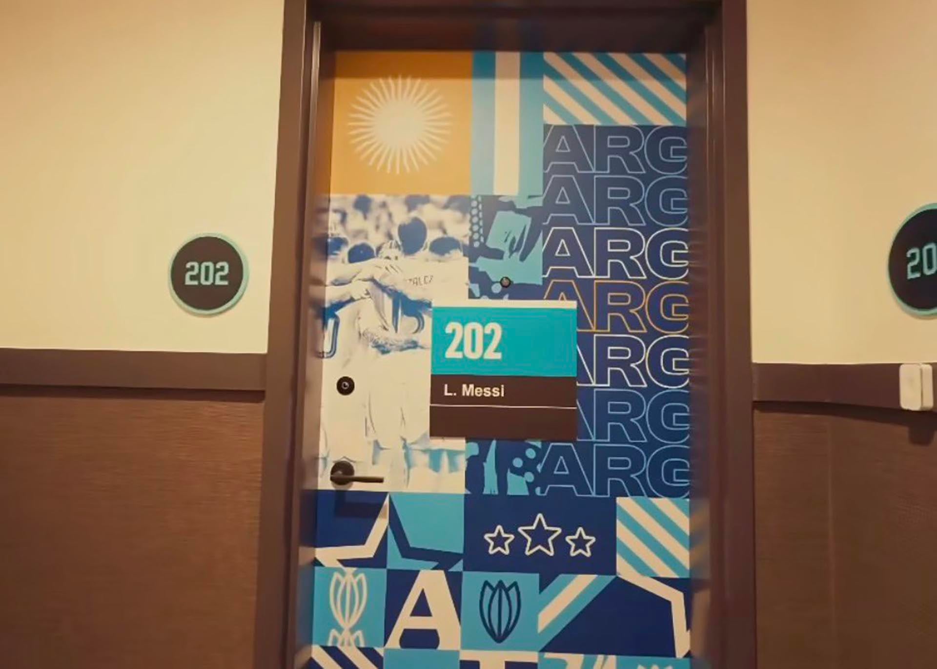 La puerta de la habitación 202 asignada a Lionel Messi durante la concentración de la selección argentina en Kansas, personalizada con los colores y símbolos del país.