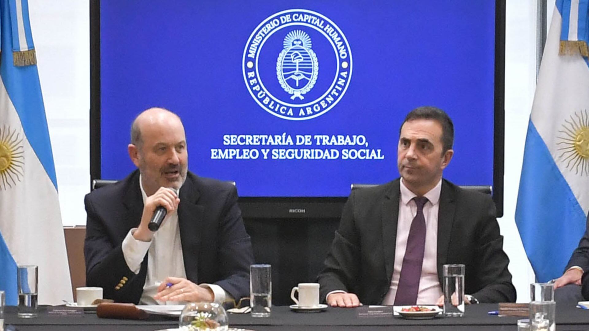 El ministro de Desregulación, Federico Sturzenegger, y el secretario de Trabajo, Julio Cordero