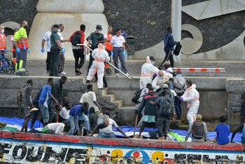 Decenas de migrantes llegan en