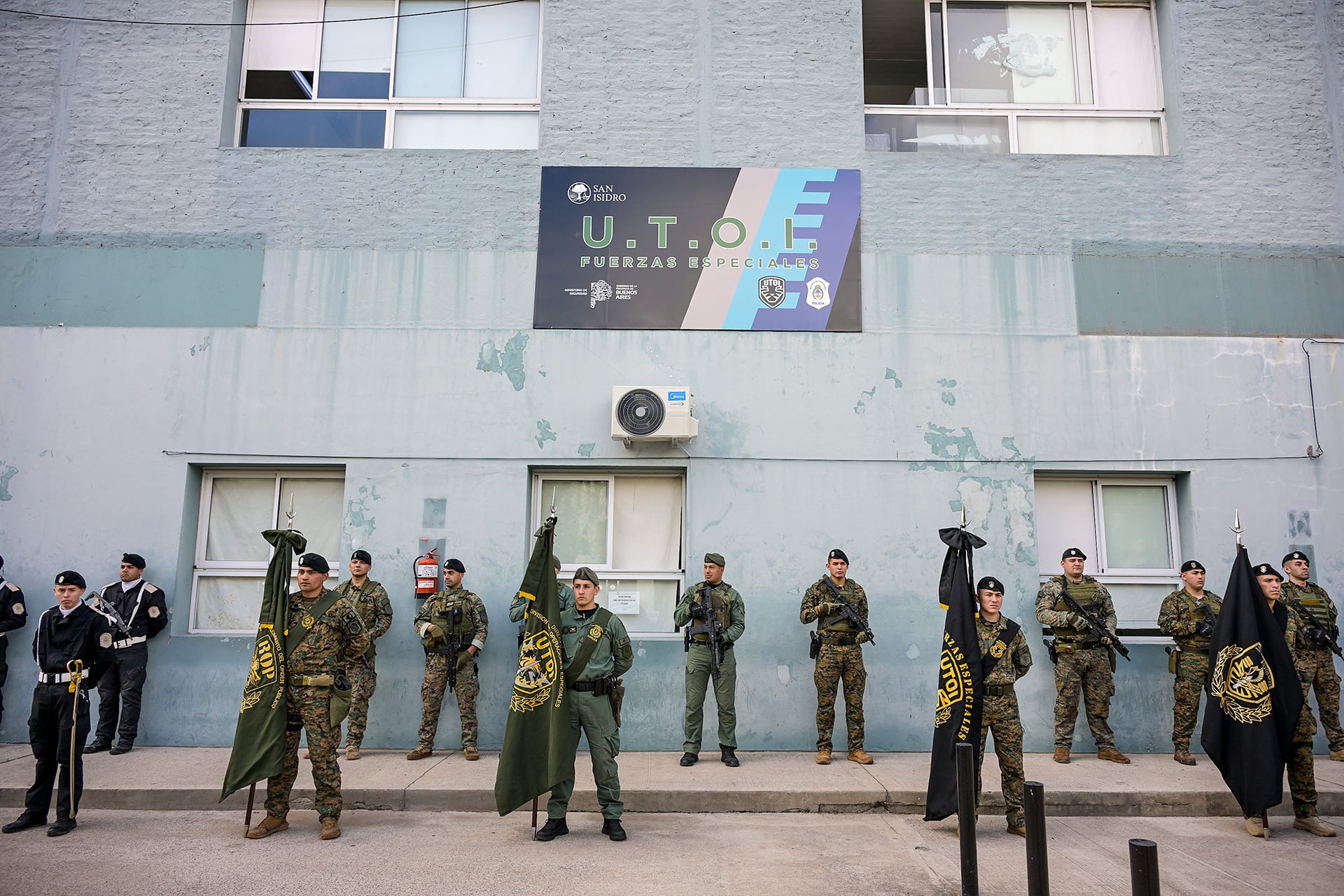 Integrantes de la Unidad Táctica de Operaciones Inmediatas de la Policía Bonaerense se forman frente a la sede de la fuerza en San Isidro. Serán cien nuevos efectivos que se suman