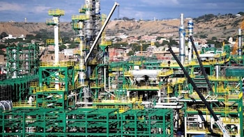 El Gobierno peruano autoriza a la estatal Petroperú a obtener préstamos privados por hasta 1.698 millones