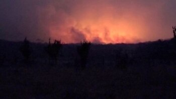 El humo se eleva entre