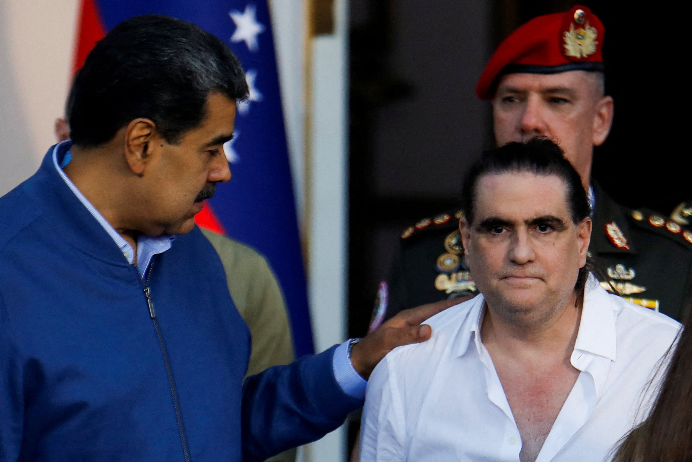 Alex Saab es recibido por el ex dictador venezolano Nicolás Maduro en el Palacio de Miraflores, tras ser liberado por el gobierno estadounidense, en Caracas, Venezuela, el 20 de diciembre de 2023 (REUTERS/Leonardo Fernandez Viloria)