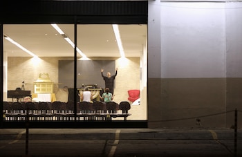 Un grupo de personas rezan