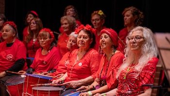 La obra de teatro que cuestiona los prejuicios sobre la vejez y reúne a 85 artistas de entre 60 y 88 años en Córdoba