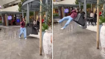 Joven recibe fuerte golpe de un columpio en una plaza comercial y video se vuelve viral