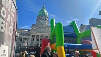 Familiares de personas con discapacidad se concentran afuera del Congreso a la espera del rechazo del veto