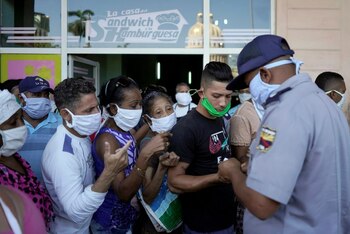 Un agente de policía organizando