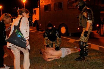 Una mujer observa a un