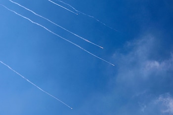 Se observan estelas de cohetes