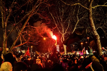 Gente coreando lemas cerca de