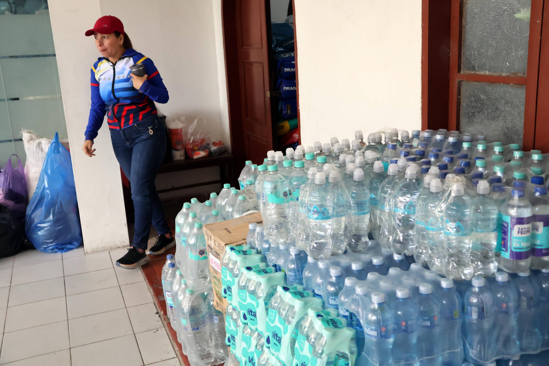 Una mujer organiza una colecta de víveres y donaciones para damnificados por los terremotos en Venezuela, el lunes 29 de junio de 2026 (EFE/Juan Carlos Torrejón)
