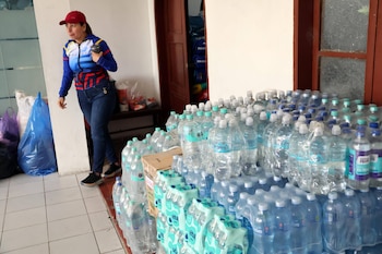 Una mujer organiza una colecta de víveres y donaciones para damnificados por los terremotos en Venezuela, el lunes 29 de junio de 2026 (EFE/Juan Carlos Torrejón)