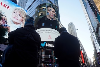 Una gigantografía de Brian Chesky, CEO y fundador de Airbnb, desborda las ventanas de un edificio en Times Square, Nueva York
. REUTERS/Carlo Allegri