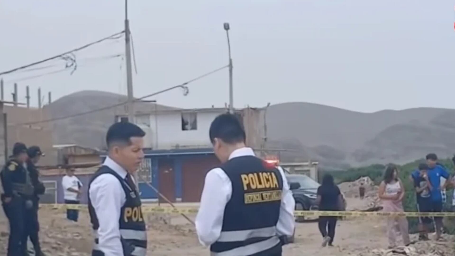 Efectivos de la Policía Nacional del Perú realizan diligencias en el asentamiento humano Valle Verde en Ventanilla tras el hallazgo del cuerpo de un hombre envuelto en costales. (Captura: Exitosa Noticias)
