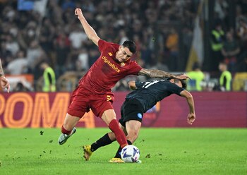 Soccer Football - Serie A - AS Roma v Napoli - Stadio Olimpico, Rome, Italy - October 23, 2022 AS Roma's Roger Ibanez in action with Napoli's Hirving Lozano REUTERS/Alberto Lingria