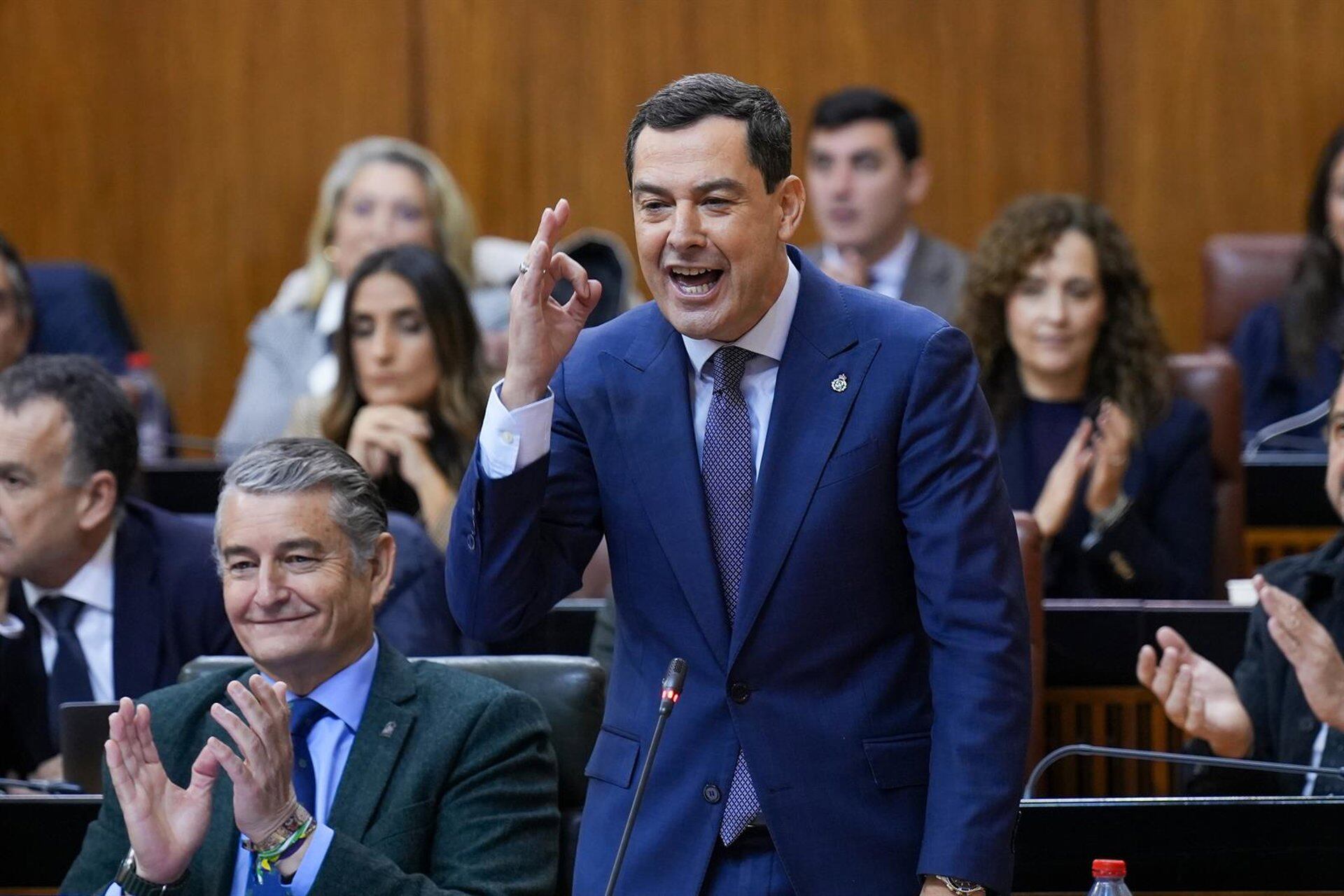 Moreno critica que Sánchez «se humille hincando las rodillas» ante Puigdemont por seguir «unos meses más en el Gobierno»