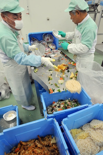 En Costa Rica, miles de toneladas de alimentos aptos para el consumo terminan cada año en la basura, mientras la pobreza afecta a gran parte de la población.. EFE/Everett Kennedy Brown