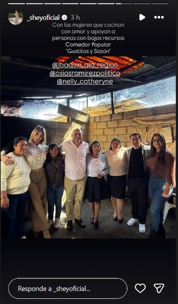 Captura de pantalla de una red social que muestra a un grupo de ocho personas agrupadas y sonrientes frente a una pared de bloques de concreto