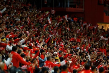 Aficionados de Toluca festejan después