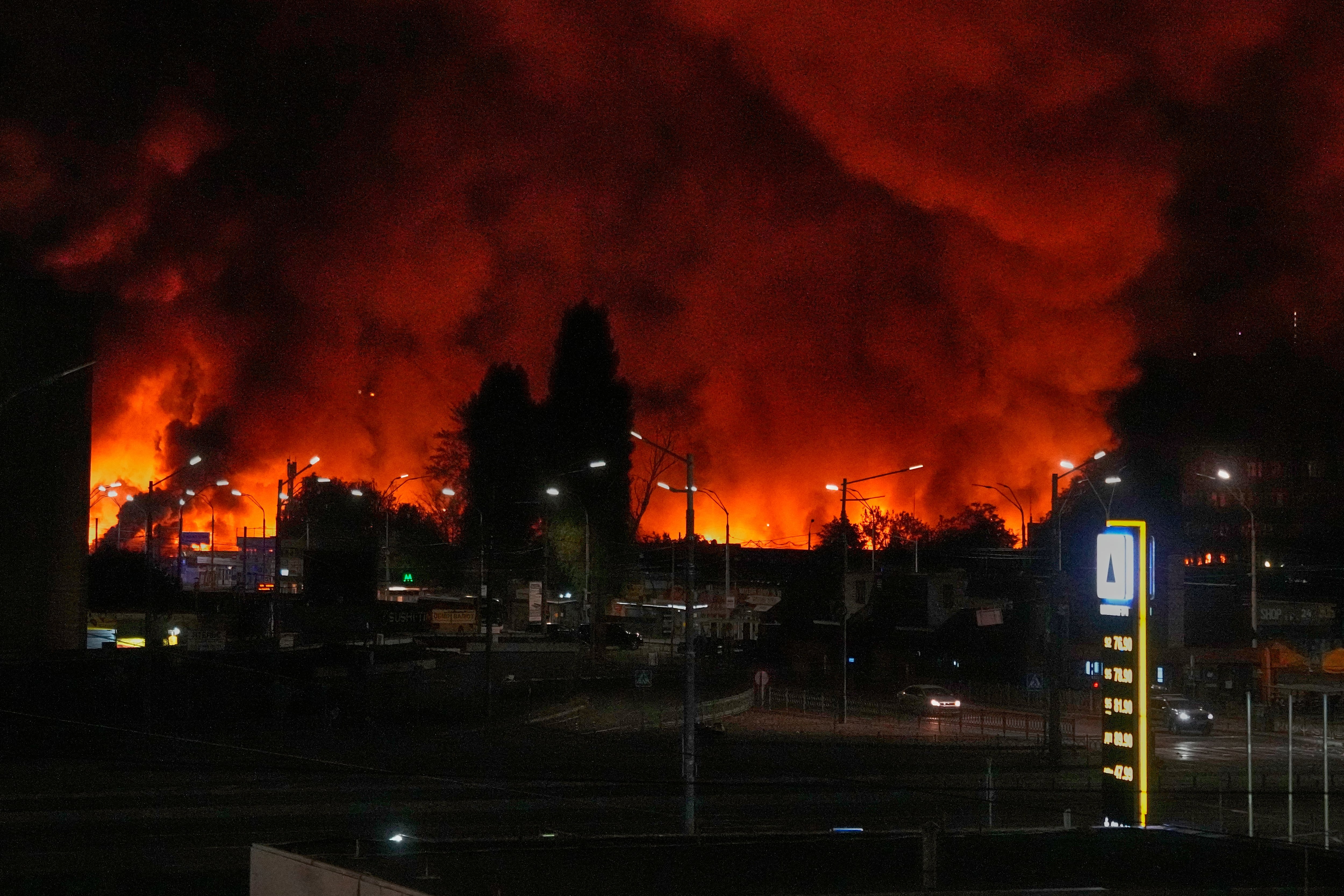 Un incendio arde en el mercado de libros tras un ataque con misiles rusos en Kiev, Ucrania, el 16 de agosto de 2026. (Foto AP/Efrem Lukatsky, archivo)