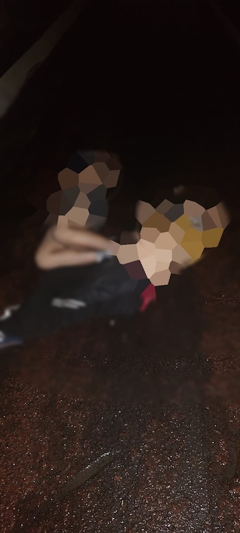 Los cuerpos de dos hombres