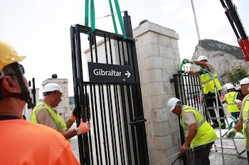 Operarios trabajando en la retirada de la Verja de Gibraltar. (Rocío Ruz / Europa Press)