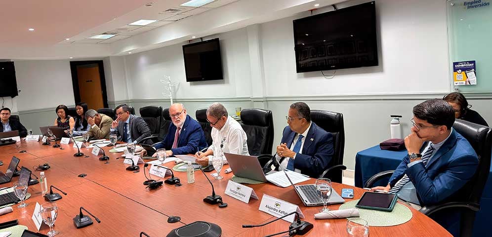 El aumento sostenido de los combustibles y el rezago económico fueron temas clave debatidos entre empresarios hondureños y la misión del FMI. (Foto: COHEP)