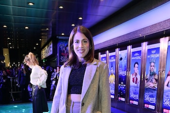 Laura Esquivel, sonriente, lució un