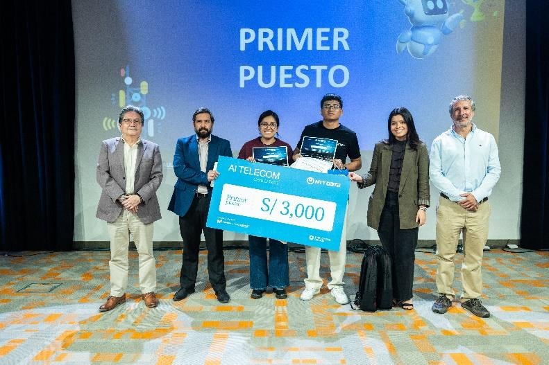 Equipo ganador del primer puesto de la Hackathon AI Telecom Challenge, cuya propuesta aplicó herramientas de inteligencia artificial para abordar desafíos del sector telecomunicaciones. El equipo fue seleccionado entre las propuestas presentadas por 90 equipos participantes. (Foto: Difusión)