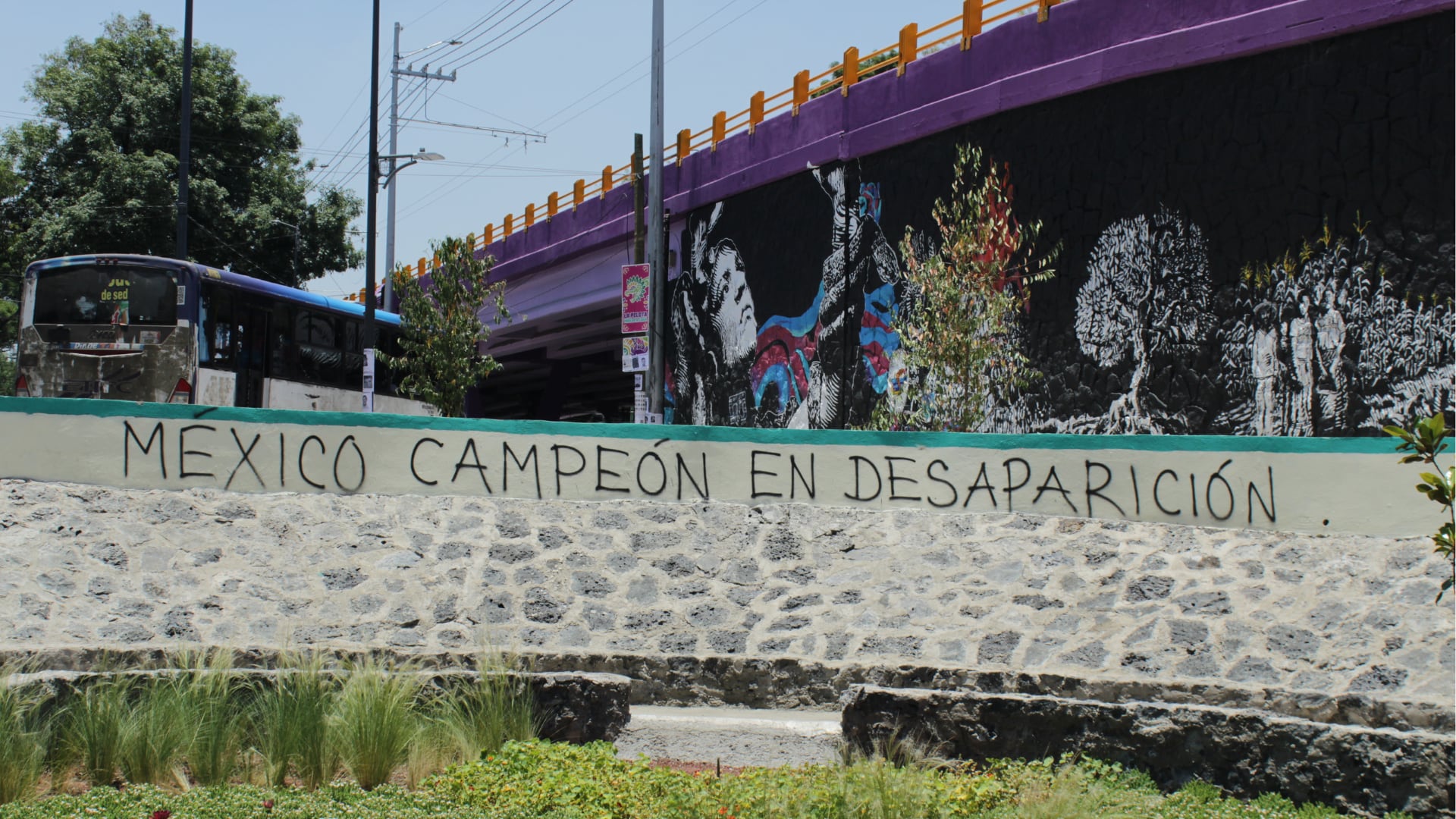 Pintas con consignas de familiares de personas desaparecidas rumbo al Mundial 2026. (Crédito: Jaqueline Viedma/Infobae México)