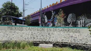 Pintas con consignas de familiares de personas desaparecidas rumbo al Mundial 2026. (Crédito: Jaqueline Viedma/Infobae México)