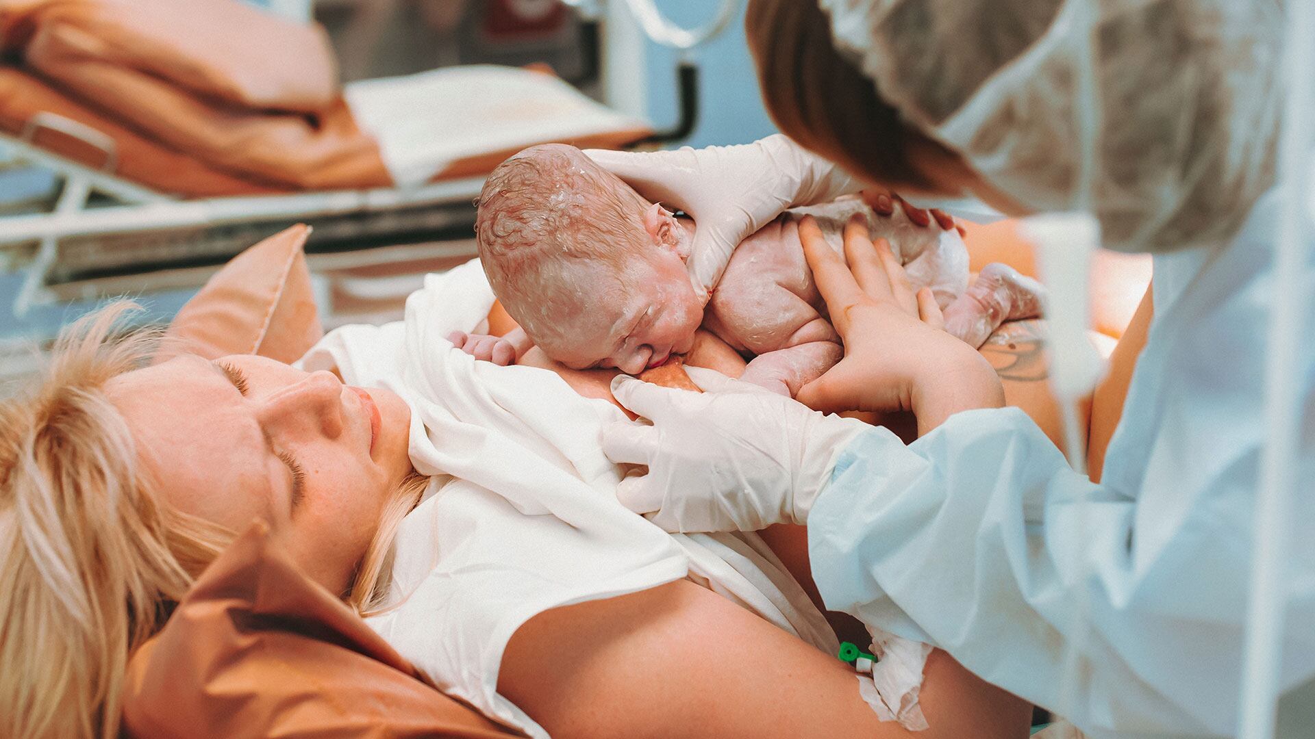 La OMS recomienda iniciar la práctica desde el nacimiento, salvo en casos de inestabilidad clínica grave (Freepik)