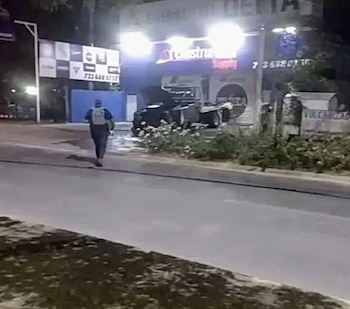 La camioneta incendiada frente al