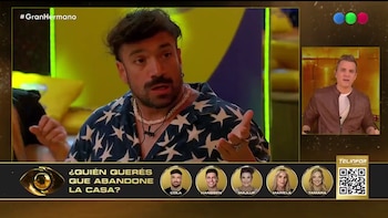 Pantalla dividida con hombre barbudo hablando, presentador, logo #GranHermano, pregunta de votación, cinco retratos de concursantes, nombres, y código QR