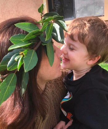 Eliana junto a su hijo