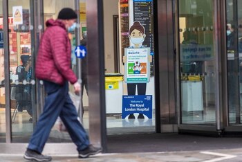 Un hombre con mascarilla pasa