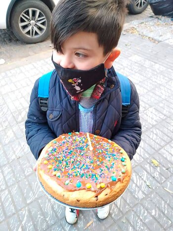 Con su guardapolvo de jardín