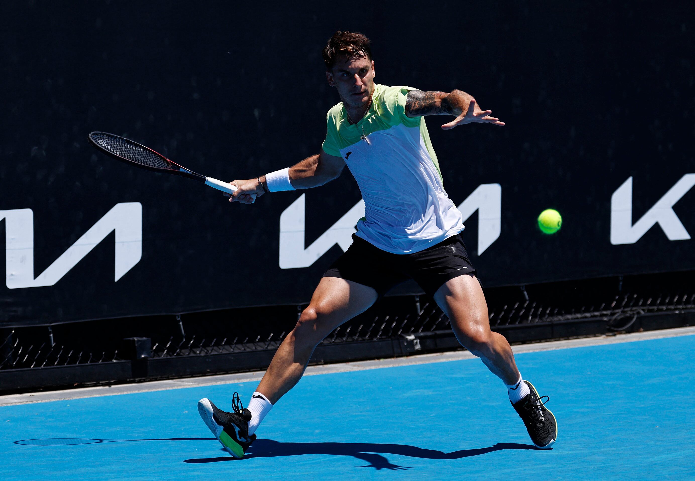 Camilo Ugo Carabelli en la edición pasada del Australian Open (Fuente: REUTERS/Tingshu Wang)