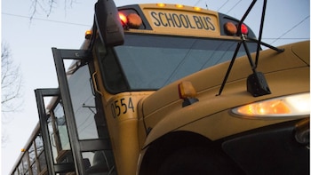 Denuncian al sistema escolar de Massachusetts por segregar a estudiantes negros y latinos