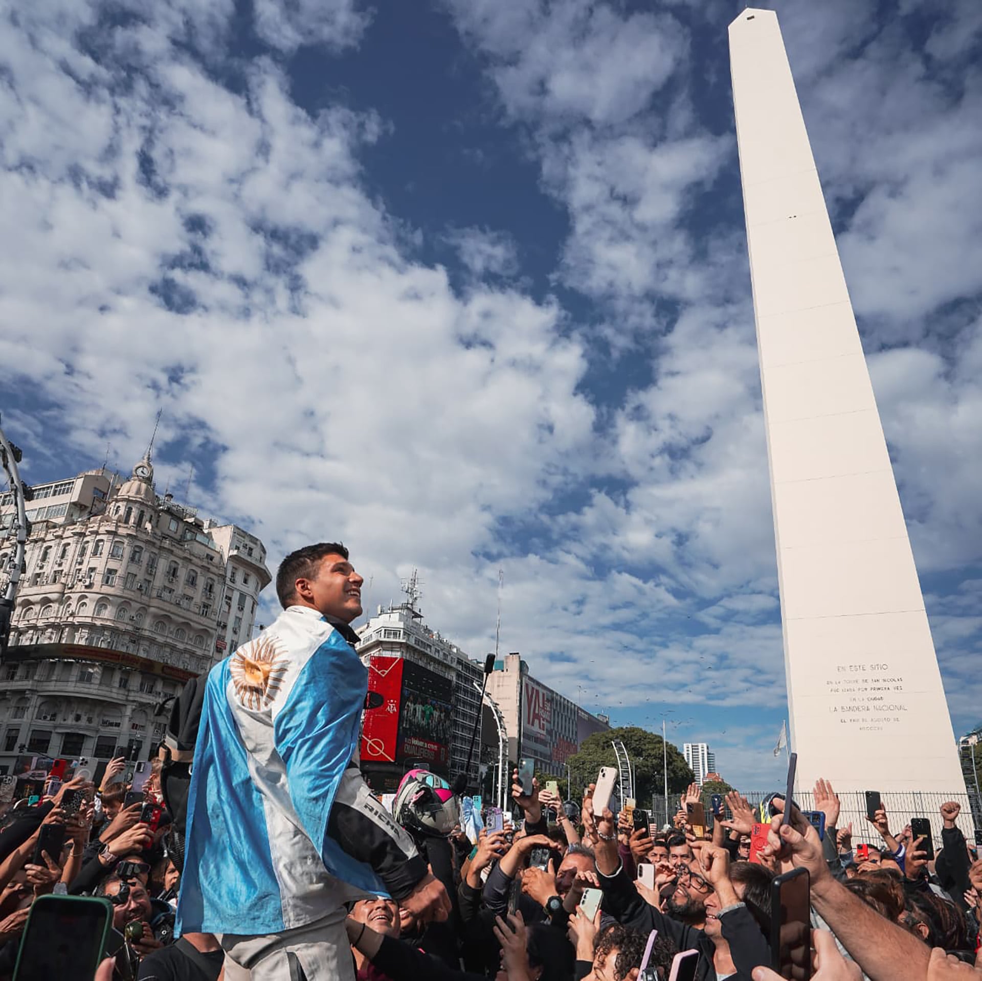 Tras recorrer los 125.000 kilómetros que separan a Ushuaia de Alaska, Sebastián regresó al país el 1 de mayo y fue recibido por una multitud en el Obelisco
