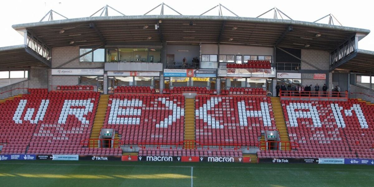 La nueva grada Kop tendrá capacidad para 7.750 personas y reemplazará la estructura demolida en 2023, impulsando la modernización del estadio (REUTERS)