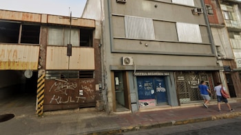 Delincuentes hicieron un boquete a través de una cochera y robaron en una joyería de Córdoba