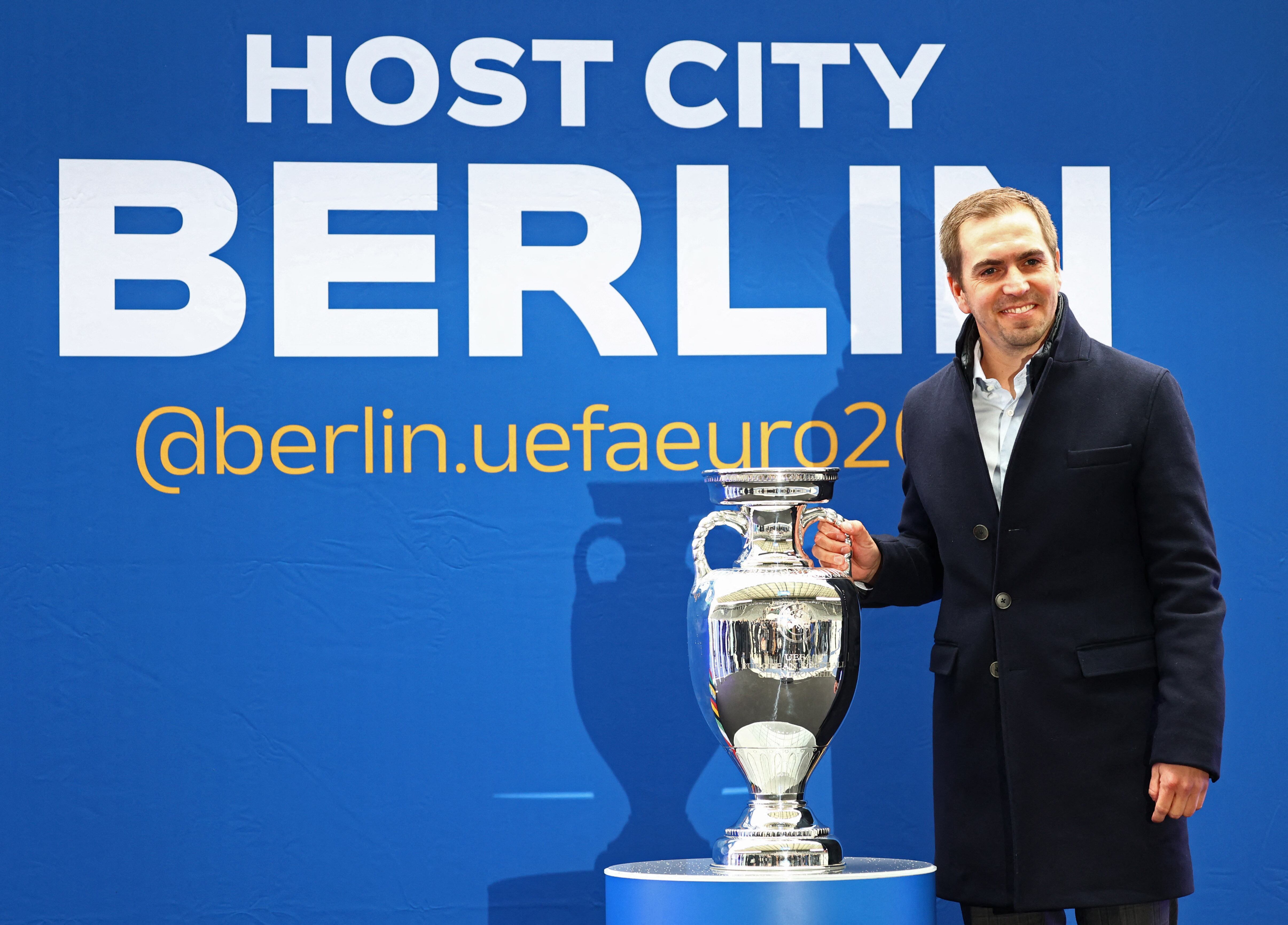 Philipp Lahm poses es uno de los embajadores del fútbol alemán (Foto: Reuters/Liesa Johannssen)