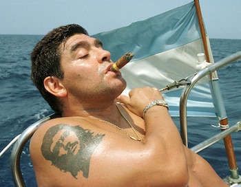 Exhibiendo el tatuaje del Che Guevara, durante sus días en Cuba (Foto Reuters)