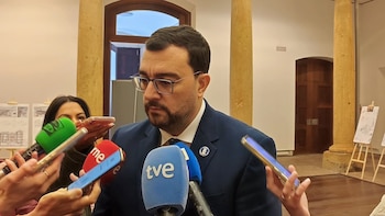 Adrián Barbón(PSOE) rechaza las manifestaciones de solidaridad: "A Ceuta no se le apoya con concentraciones partidistas"