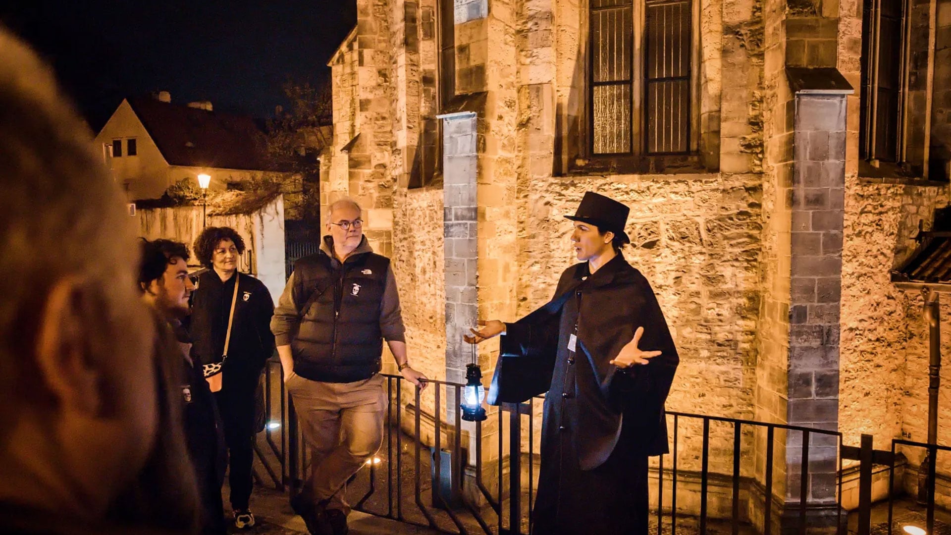 La arquitectura gótica de Praga y sus leyendas sobre alquimistas y fantasmas ofrecen un escenario habitual para recorridos nocturnos en octubre
