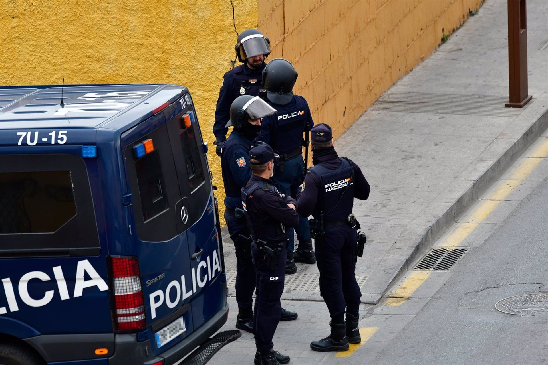 Agentes de la Policía Nacional en Ceuta. (Europa Press/Antonio Sempere)