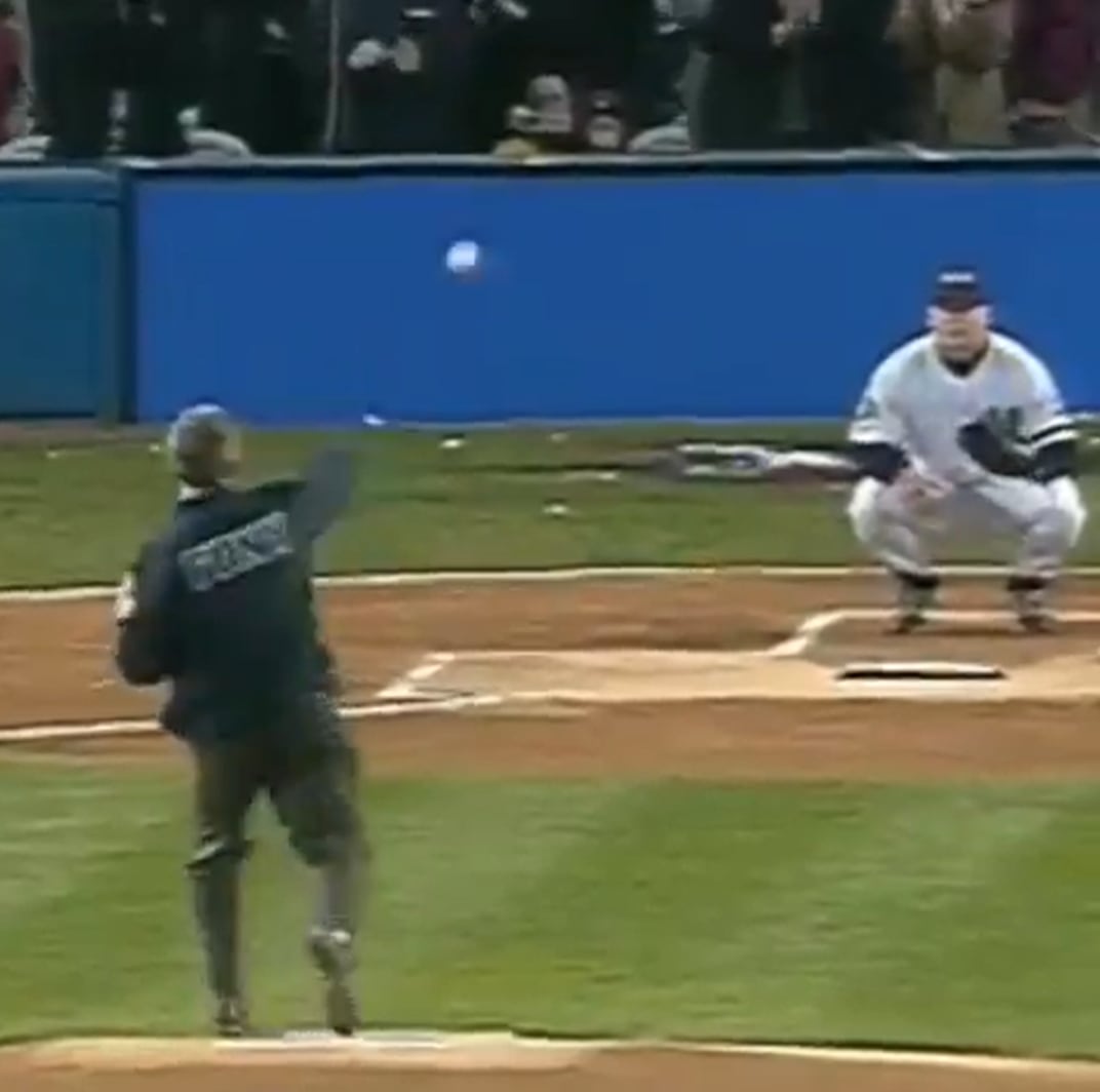 El presidente de Estados Unidos lanzó la primera bola del Juego 3 de la Serie Mundial en el Yankee Stadium, un gesto que quedó entre las imágenes más recordadas de aquel otoño (@DubGolf25/MLB)