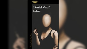 Portada del libro 'La bola' de Daniel Verdú. Muestra un maniquí de madera sin rostro, con top negro, fumando un cigarrillo encendido sobre fondo oscuro